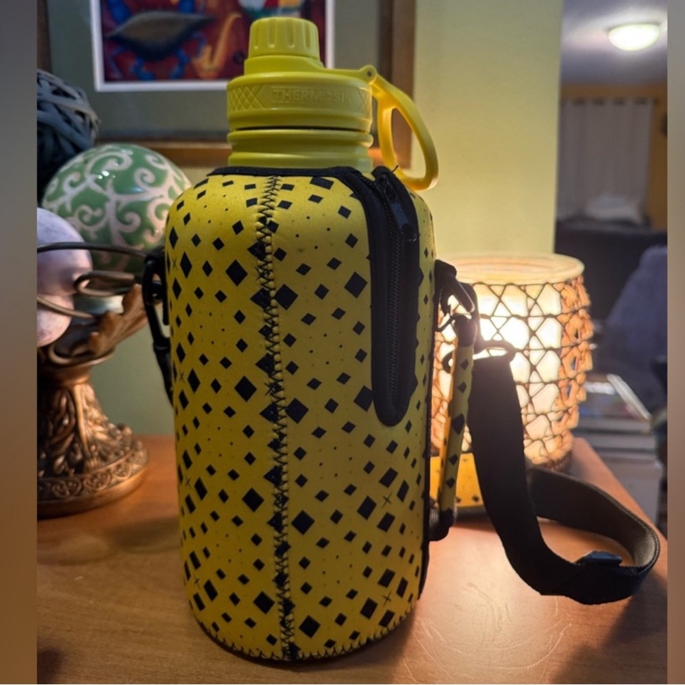 Thermosis Half Gallon Insulated
Water Bottle With Crossbody Sleeve 64oz - Picture 7 of 16